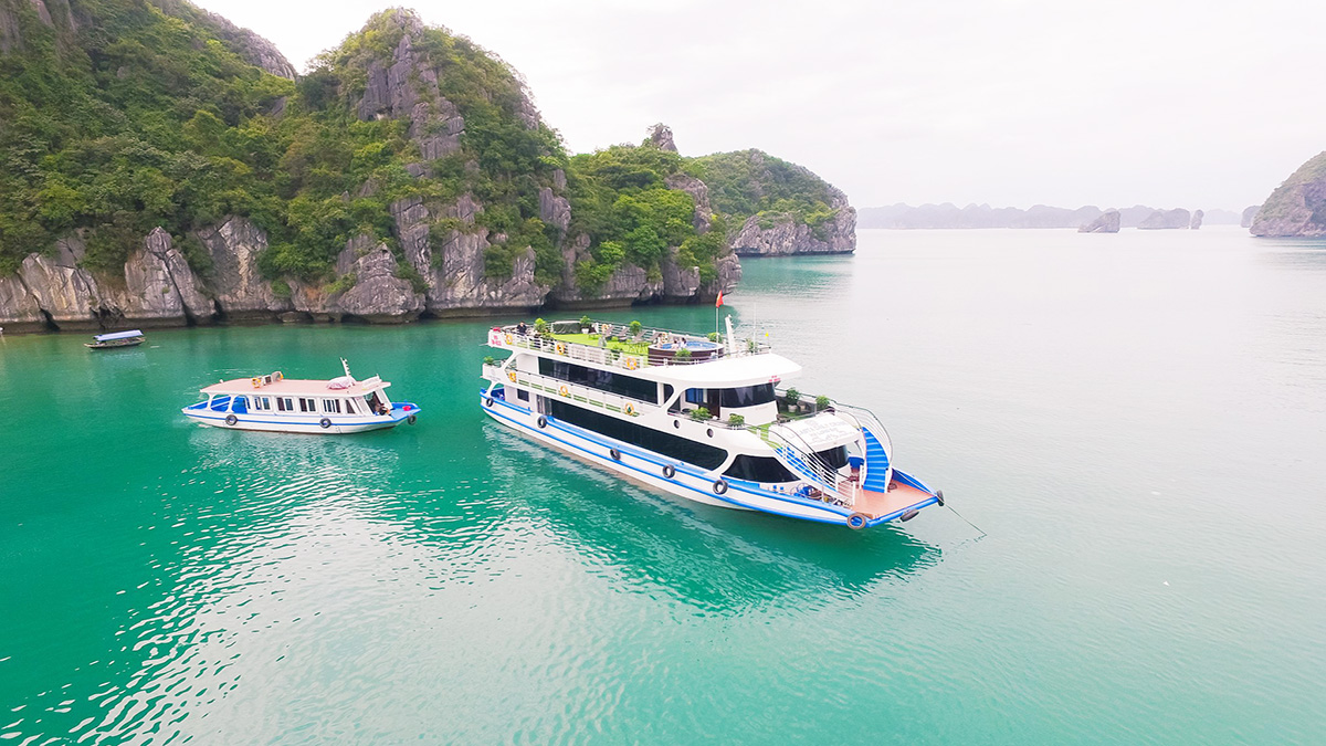 Tàu La Casta Daily thăm Vịnh Hạ Long 4 tiếng